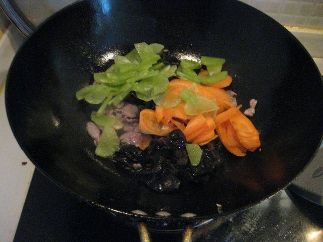 莴笋炒豆干步骤7