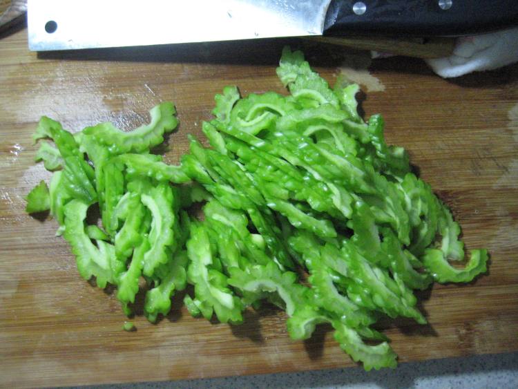 肉丝炒苦瓜步骤2