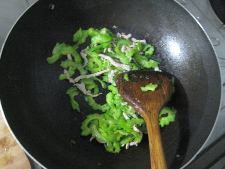 肉丝炒苦瓜步骤7