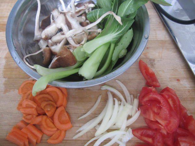 油菜香菇西红柿面片汤步骤5