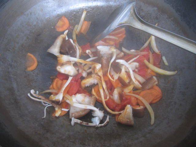 油菜香菇西红柿面片汤步骤8