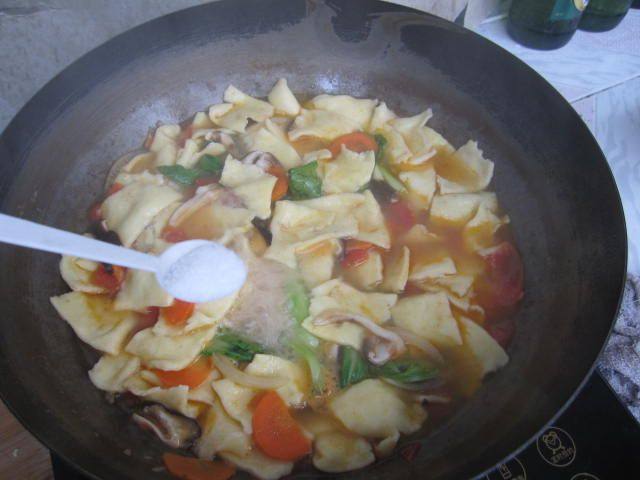 油菜香菇西红柿面片汤步骤14