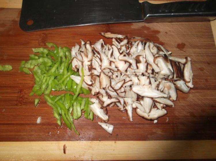 香菇炒鸡蛋步骤2