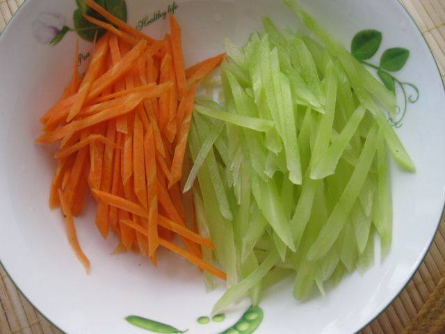 莴笋丝炒肉步骤1