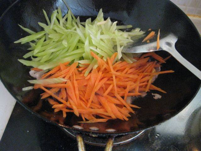 莴笋丝炒肉步骤7
