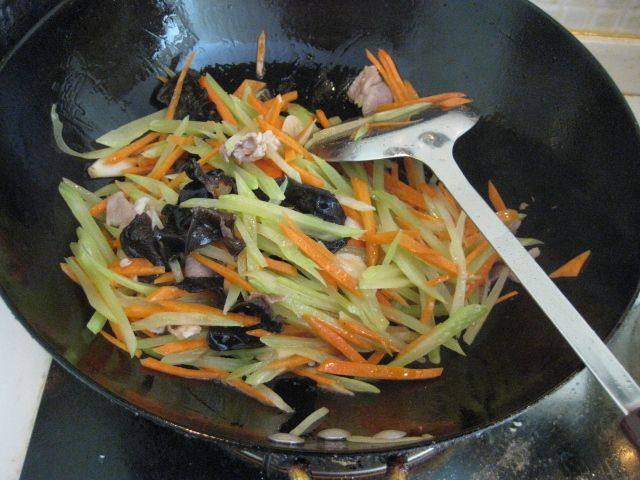 莴笋丝炒肉步骤8