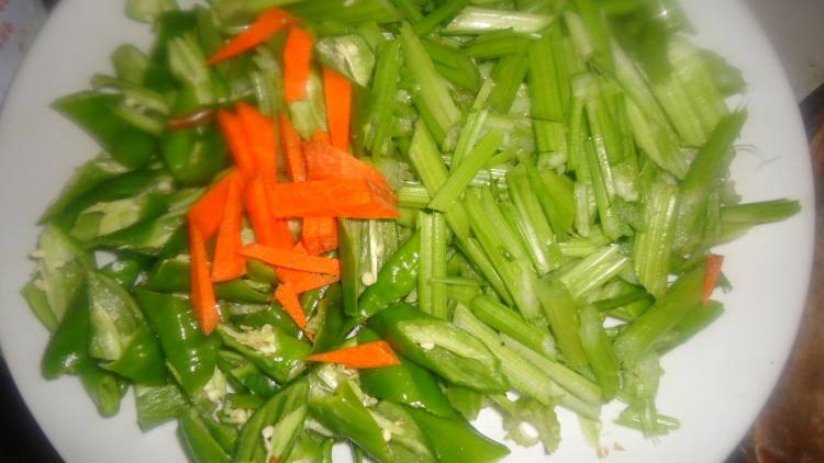 小辣椒炒芹菜步骤1