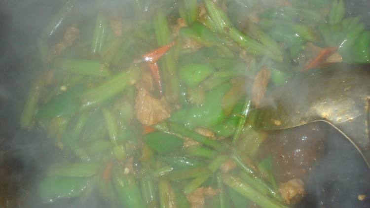 小辣椒炒芹菜步骤8
