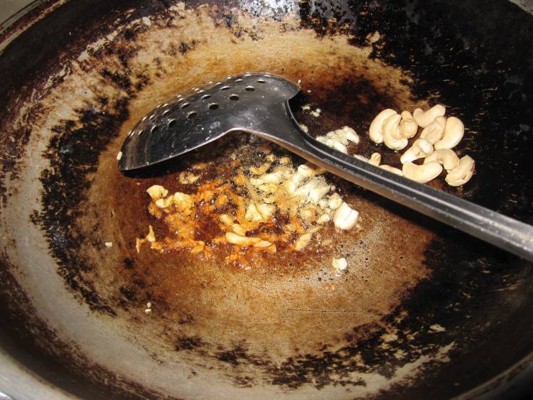 虾仁韭菜炒蚕豆步骤8