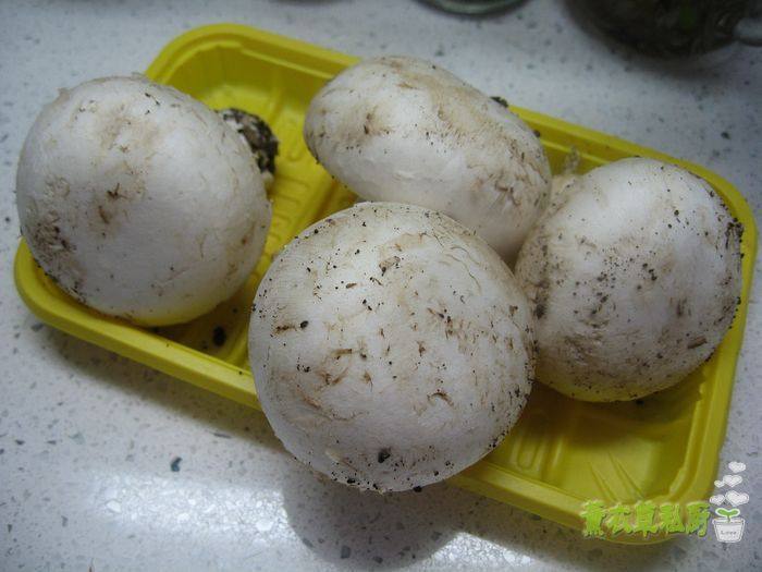 口蘑菠菜汆丸子步骤2