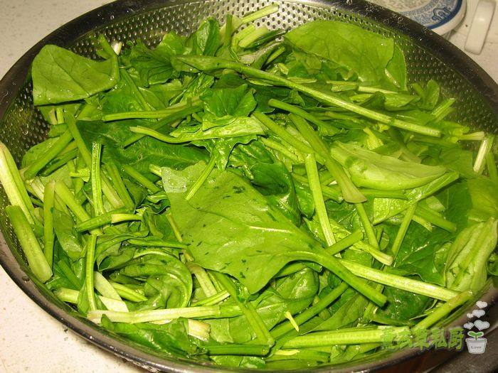 口蘑菠菜汆丸子步骤3