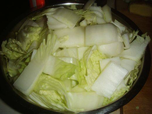 菠萝白菜炒肉步骤1