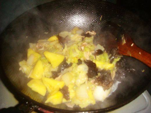 菠萝白菜炒肉步骤13