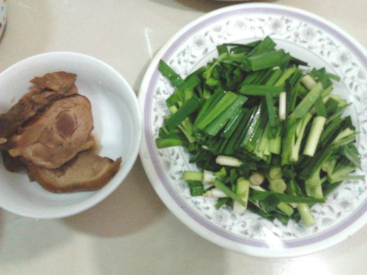 韭菜炒鸭肉步骤1