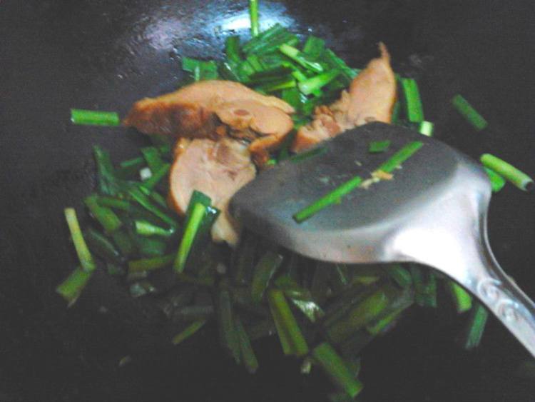 韭菜炒鸭肉步骤4