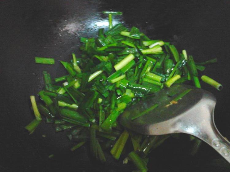 韭菜炒鸭肉步骤3