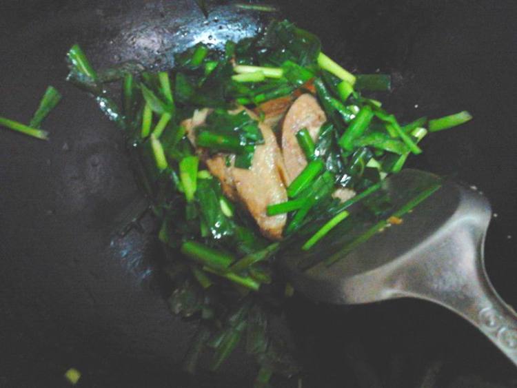 韭菜炒鸭肉步骤5
