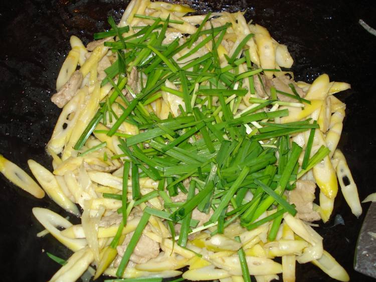 蚝油肉片炒竹笋步骤6