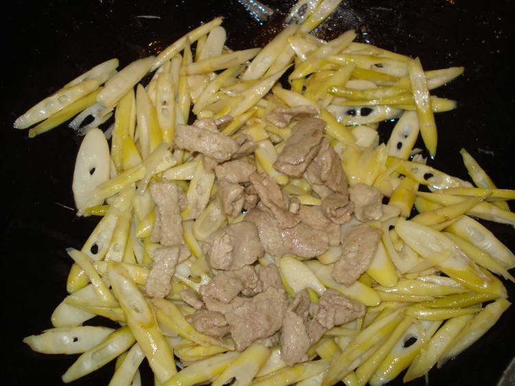 蚝油肉片炒竹笋步骤5