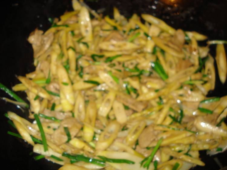 蚝油肉片炒竹笋步骤8