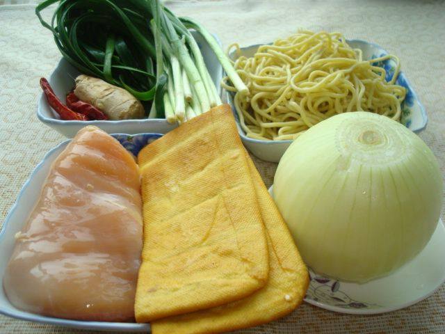 鸡肉炒黄面—新疆味道步骤1