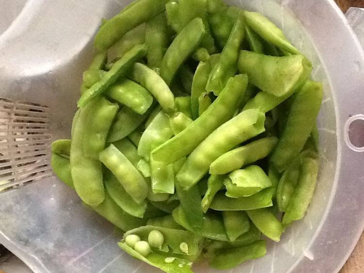 荷兰豆炒黑木耳步骤1