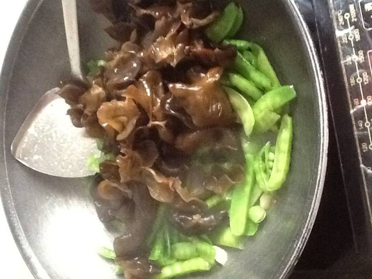 荷兰豆炒黑木耳步骤7