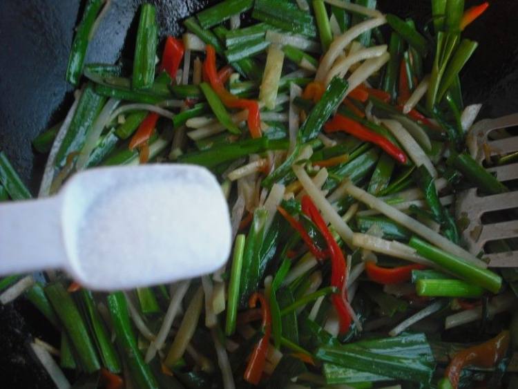 素炒韭菜红椒土豆丝步骤11