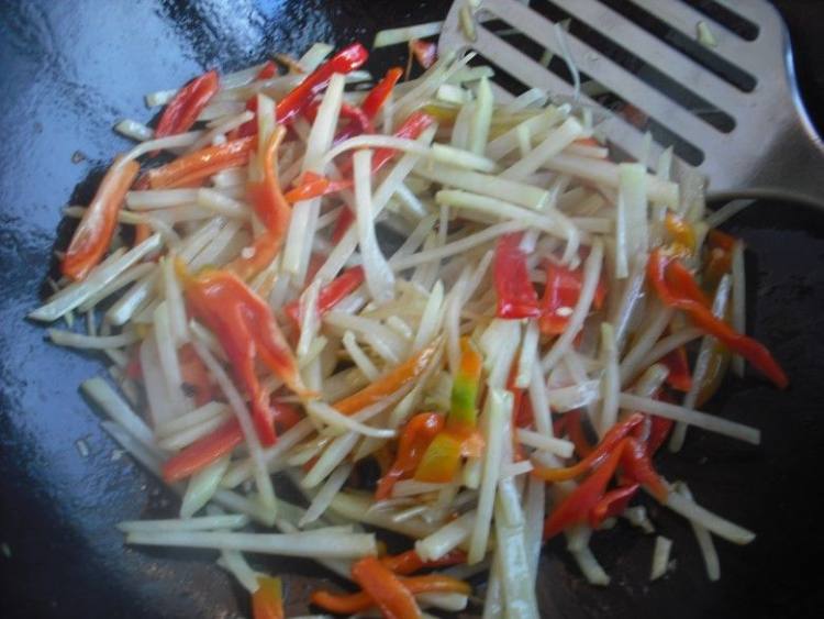 素炒韭菜红椒土豆丝步骤9