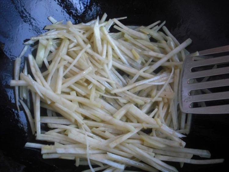 素炒韭菜红椒土豆丝步骤8