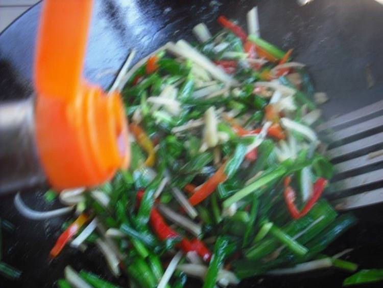素炒韭菜红椒土豆丝步骤12