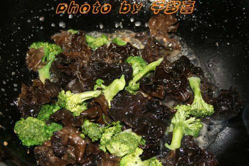 西兰花烧虎皮鹌鹑蛋步骤8
