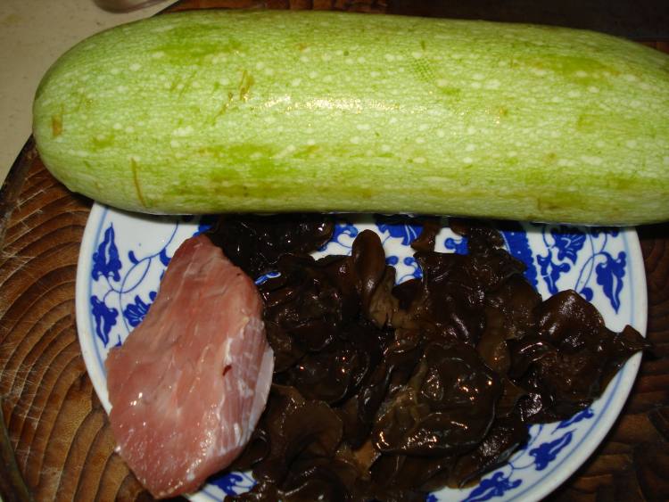 西葫芦炒肉丝步骤1