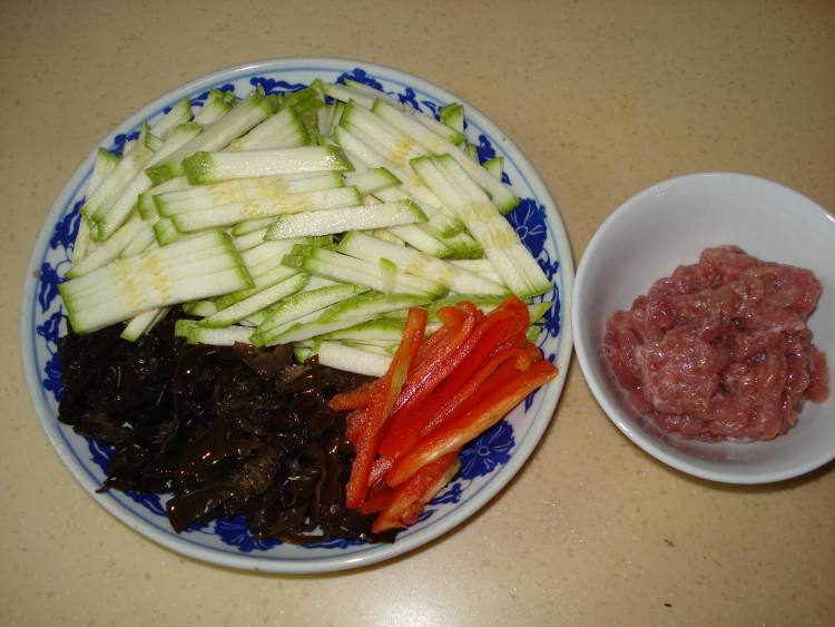 西葫芦炒肉丝步骤2