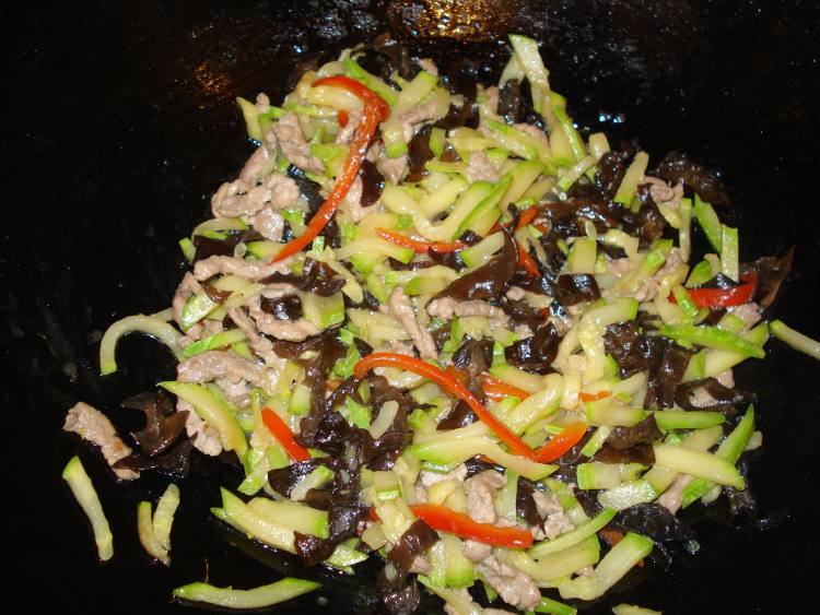 西葫芦炒肉丝步骤7