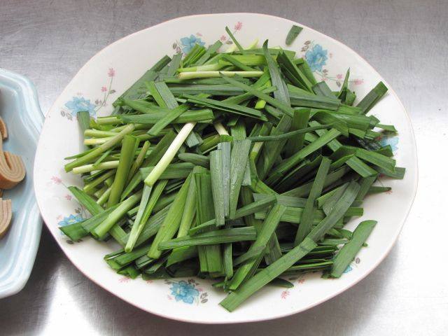 五香豆腐丝炒韭菜步骤2