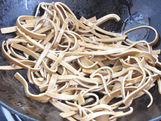 五香豆腐丝炒韭菜步骤4