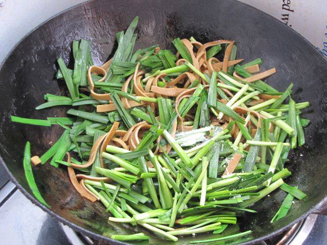 五香豆腐丝炒韭菜步骤5