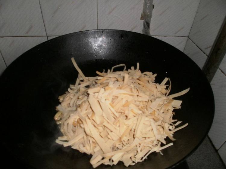 干豆腐炒韭菜步骤4