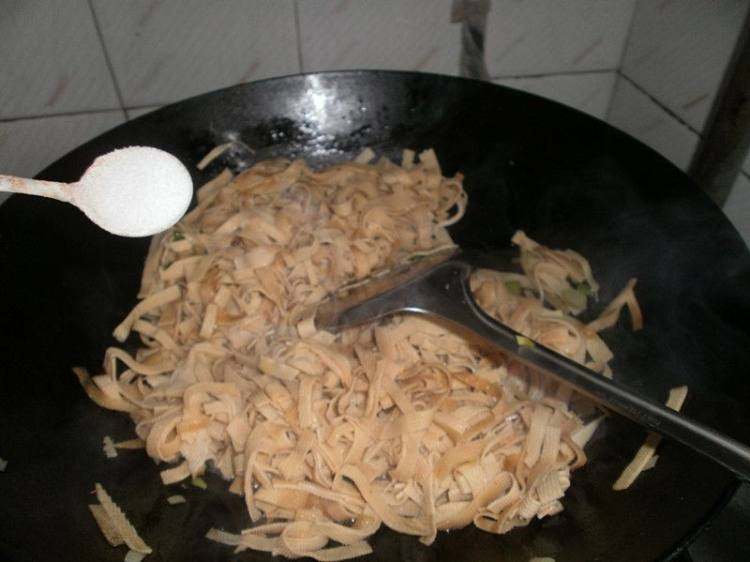 干豆腐炒韭菜步骤6