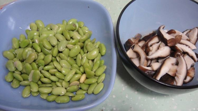 香菇烩黑豆步骤1