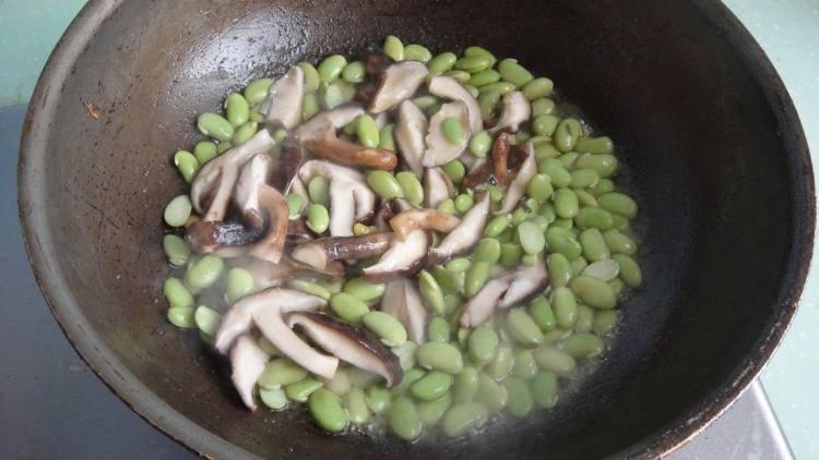 香菇烩黑豆步骤4