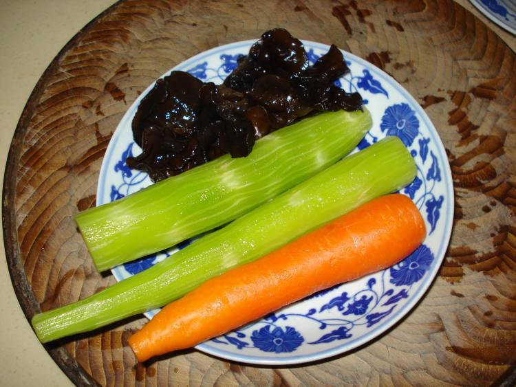 三色炒肉步骤1