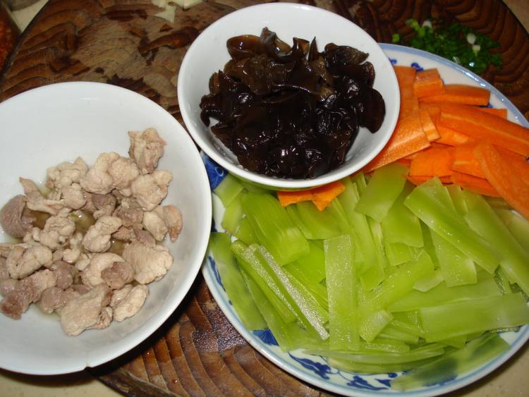 三色炒肉步骤2
