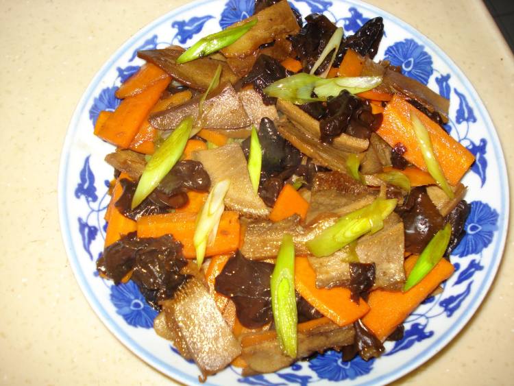红萝卜炒口条步骤8