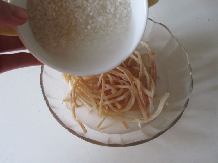 鲜菇鱿鱼丝步骤1
