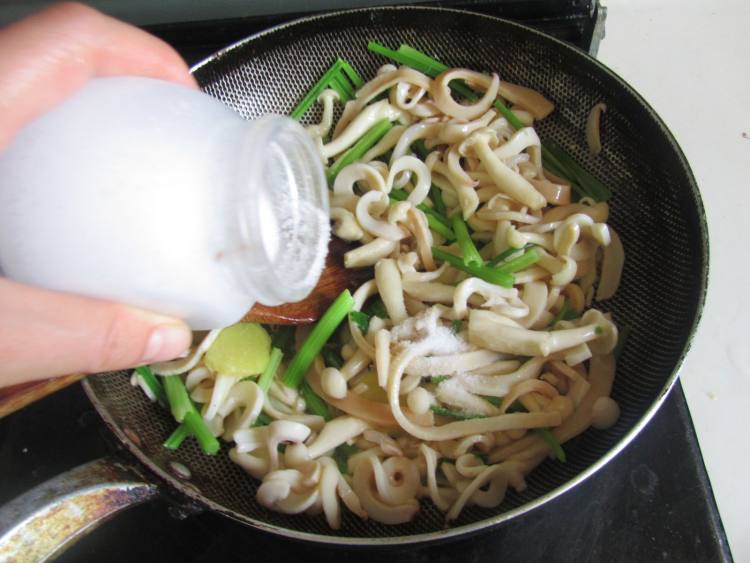 鲜菇鱿鱼丝步骤11