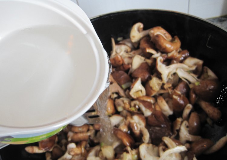 香菇炖肉步骤8
