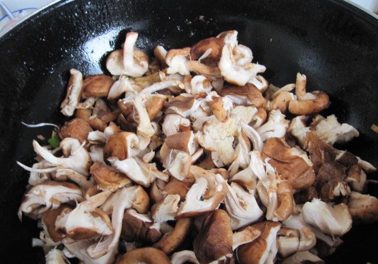 香菇炖肉步骤6