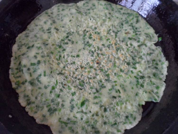 煎韭菜饼子步骤4